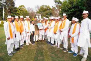 मुख्यमंत्री पुष्कर सिंह धामी को मुख्यमंत्री आवास में चम्पावत से आए होल्यारों ने दी होली की शुभकामनाएं