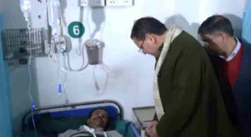 कालसी दुर्घटना में घायल लोगों को देखने पहुंचे सीएम धामी, हालचाल जाना