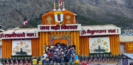 बदरीनाथ मंदिर के कपाट खुले, सीएम धामी ने की पूजा, हजारों श्रद्धालु बने पावन क्षण के साक्षी