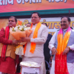 भाजपा की जीत से उत्तराखंड में जश्न,भाजपा कार्यालय पहुंचे सीएम, खाई झालमुड़ी