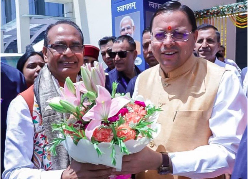 ‘अपनापन–नरेंद्र मोदी संग मेरे अनुभव’ पुस्तक का लोकार्पण कार्यक्रम में शामिल हुए मुख्यमंत्री धामी