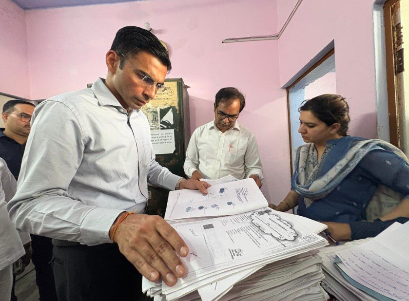 सब-रजिस्ट्रार कार्यालय में डीएम का औचक निरीक्षण, स्टांप चोरी और अवैध रजिस्ट्रियों का हुआ खुलासा