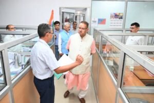 इलेक्ट्रिक स्कूटर से उपनल मुख्यालय पहुंचे मंत्री गणेश जोशी, किया औचक निरीक्षण