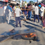 कांवली रोड पर दर्दनाक हादसा, डंपर ने मजदूर को कुचला, सड़क पर टायर जलाकर लोगों ने किया प्रदर्शन