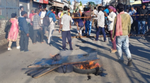 कांवली रोड पर दर्दनाक हादसा, डंपर ने मजदूर को कुचला, सड़क पर टायर जलाकर लोगों ने किया प्रदर्शन