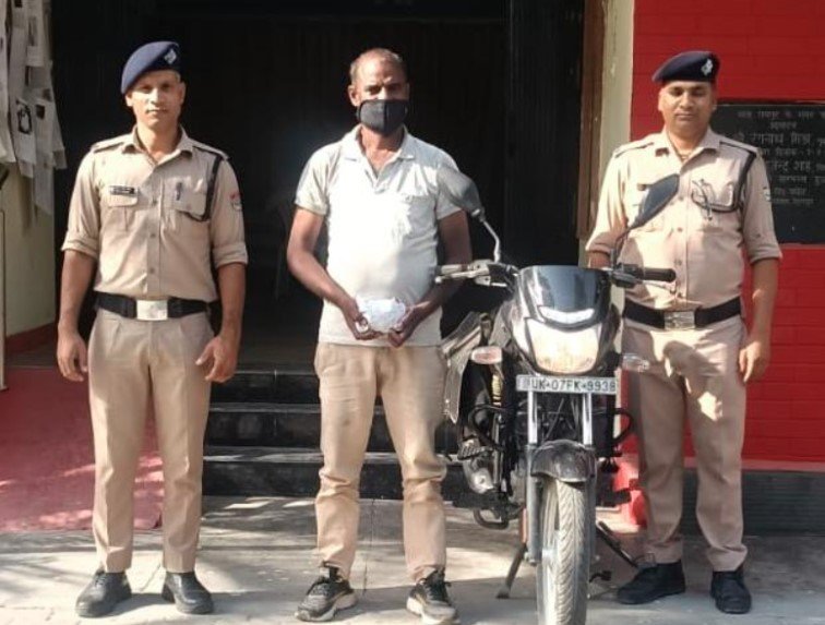 मादक पदार्थों की तस्करी में लिप्त एक अभियुक्त को दून पुलिस ने किया गिरफ्तार