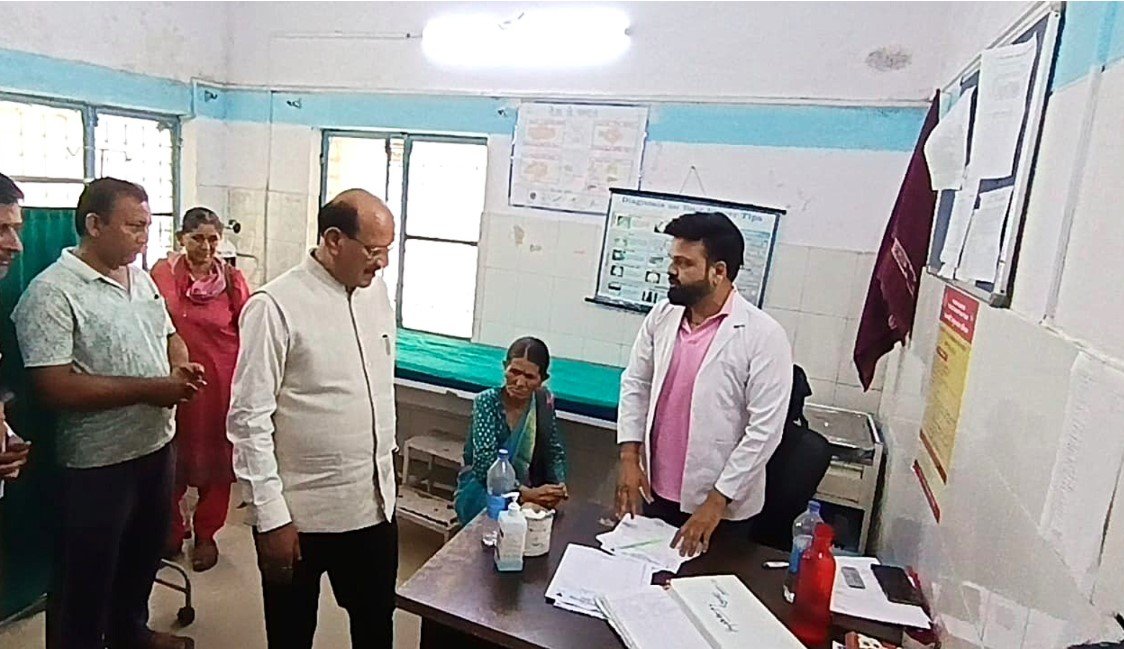 स्वास्थ्य मंत्री सुबोध उनियाल ने सामुदायिक स्वास्थ्य केंद्र रायपुर का किया औचक निरीक्षण