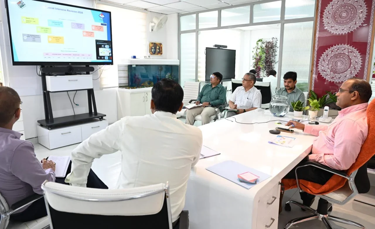 मुख्य निर्वाचन अधिकारी ने की SIR अभियान की समीक्षा, तीन दिन में 19 लाख से अधिक फार्म वितरित
