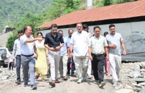 कार्लीगाड़ पहुंचकर कैबिनेट मंत्री गणेश जोशी ने लिया आपदा राहत कार्यों का जायजा
