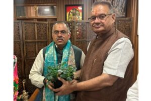 भाजपा के राष्ट्रीय महामंत्री तरुण चुघ से मिले कैबिनेट मंत्री गणेश जोशी