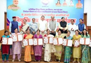 मुख्यमंत्री धामी ने 276 युवाओं को बांटे नियुक्ति पत्र