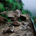 जंगलचट्टी क्षेत्र में केदारनाथ पैदल मार्ग पर गिरे बोल्डर, यात्रा पर लगी अस्थायी रोक