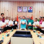 ‘‘मुख्यमंत्री ने किया ‘सेवा विधि‘ पुस्तक का विमोचन‘‘