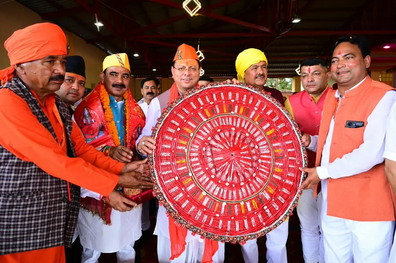 मुख्यमंत्री धामी ने माँ वाराही के दर्शन कर प्रदेशवासियों की सुख-समृद्धि की कामना की, देवीधुरा में फलों-फूलों से बरसी बग्वाल, ऐतिहासिक पाषाण युद्ध के साक्षी बने लाखों श्रद्धालु