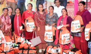 सोमेश्वर के धौलाघाट में श्रम विभाग का विशाल किट वितरण कार्यक्रम आयोजित