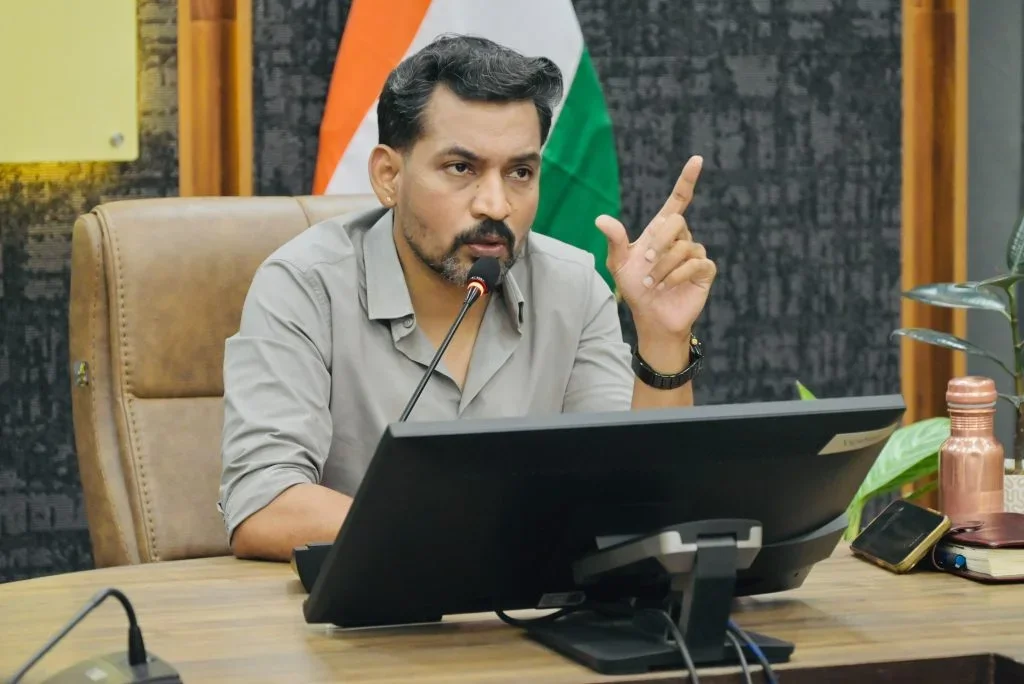 ऋण दिलाने के नाम पर ठगी करने वालों की अब खैर नहीं, डीएम डॉ. आशीष चौहान ने दिए सख्त कार्रवाई के निर्देश