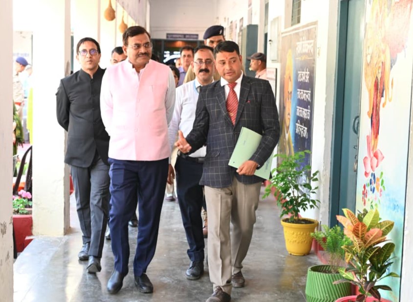 चिन्यालीसौड़ हवाई पट्टी पहुंचे मुख्य सचिव आनंद बर्द्धन, सामरिक और बुनियादी सुविधाओं का लिया जायजा