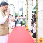 मुख्यमंत्री धामी ने शहीद स्मारक पर शहीदों को अर्पित की श्रद्धांजलि