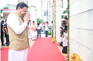 मुख्यमंत्री धामी ने शहीद स्मारक पर शहीदों को अर्पित की श्रद्धांजलि