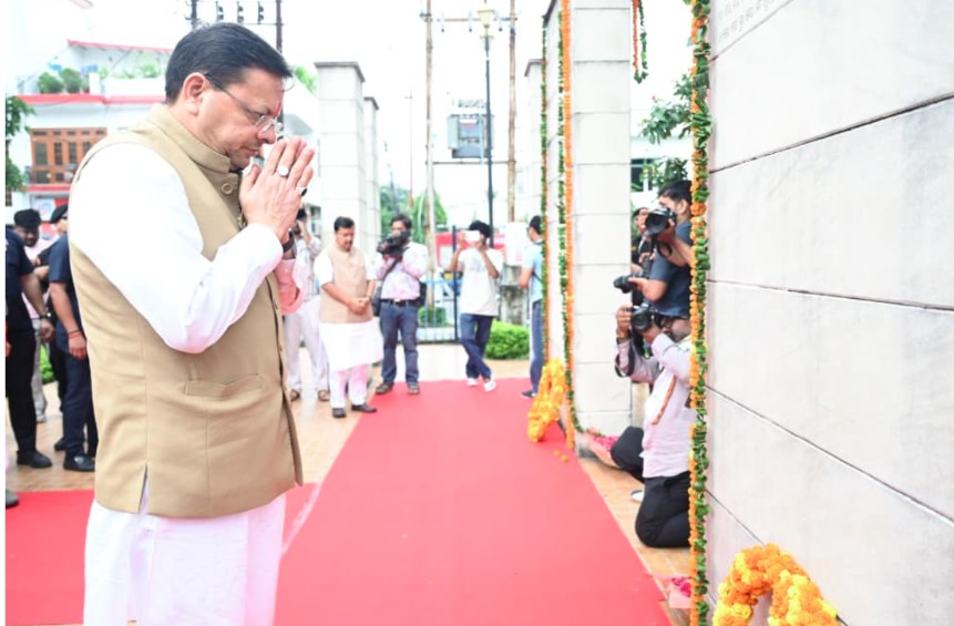मुख्यमंत्री धामी ने शहीद स्मारक पर शहीदों को अर्पित की श्रद्धांजलि