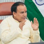 शिक्षा मंत्री डॉ. धन सिंह रावत ने तैयारियों की समीक्षा की  देहरादून। सेवा संकल्प अभियान के तहत जिले के शिक्षण संस्थानों में विभिन्न कार्यक्रमों और प्रतियोगिताओं का आयोजन किया जाएगा। कार्यक्रमों की तैयारियों को लेकर शिक्षा मंत्री डॉ. धन सिंह रावत की अध्यक्षता में विकास भवन सभागार में बैठक आयोजित की गई। बैठक में मुख्य विकास अधिकारी अभिनव शाह भी मौजूद रहे। शिक्षा मंत्री ने विभागीय तैयारियों की समीक्षा करते हुए कार्यक्रमों के सफल आयोजन के लिए अधिकारियों को आवश्यक दिशा-निर्देश दिए।  विद्यालयों में ‘मेरे सपनों का भारत’ विषय पर 26 सितंबर से विभिन्न प्रतियोगिताएं शुरू होंगी। इनमें छात्र-छात्राएं ‘विकसित भारत के संकल्प’ और ‘25 वर्षों के कार्यों एवं उपलब्धियों’ जैसे विषयों पर निबंध लेखन, भाषण और चित्रकला प्रतियोगिताओं में हिस्सा लेंगे। प्रतियोगिताएं पहले विद्यालय स्तर पर आयोजित की जाएंगी। इसके बाद जनपद स्तर पर विजेता विद्यार्थियों को सम्मानित किया जाएगा। साथ ही चयनित चित्रों की प्रदर्शनी भी लगाई जाएगी।  बैठक में शिक्षा मंत्री डॉ. धन सिंह रावत ने अधिकारियों को निर्देश दिए कि अधिक से अधिक विद्यार्थियों को प्रतियोगिताओं से जोड़ा जाए। उन्होंने कहा कि विद्यार्थियों को अपने नए और रचनात्मक विचार सामने रखने के लिए प्रोत्साहित किया जाए। इन कार्यक्रमों के माध्यम से यह जानने का प्रयास किया जाएगा कि युवा विकसित भारत की कल्पना किस रूप में करते हैं और देश के विकास में अपनी भूमिका को कैसे देखते हैं।  वहीं, उच्च शिक्षण संस्थानों में महाविद्यालय स्तर के विद्यार्थियों के लिए संवाद, कला और कहानी लेखन प्रतियोगिताएं आयोजित की जाएंगी। इन गतिविधियों के जरिए युवाओं को विकसित भारत को लेकर अपने विचार, सुझाव और रचनात्मक सोच साझा करने का अवसर मिलेगा।  शिक्षा मंत्री ने प्रतियोगिताओं की प्रक्रिया को व्यवस्थित रखने और सभी शिक्षण संस्थानों तक कार्यक्रमों की जानकारी समय पर पहुंचाने के निर्देश दिए। उन्होंने अधिकारियों से विद्यार्थियों की अधिकतम भागीदारी सुनिश्चित करने को कहा।  शिक्षा विभाग ने प्रतियोगिताओं के आयोजन को लेकर तैयारियां शुरू कर दी हैं। मुख्य विकास अधिकारी अभिनव शाह संबंधित विभागों के साथ समन्वय कर तैयारियों की निगरानी कर रहे हैं। उन्होंने अधिकारियों को विद्यालयों और उच्च शिक्षण संस्थानों के साथ लगातार समन्वय बनाए रखने, विद्यार्थियों को प्रतियोगिताओं की स्पष्ट जानकारी देने और जनपद स्तरीय कार्यक्रम के लिए चयनित प्रविष्टियों का विवरण समय से तैयार करने के निर्देश दिए।
