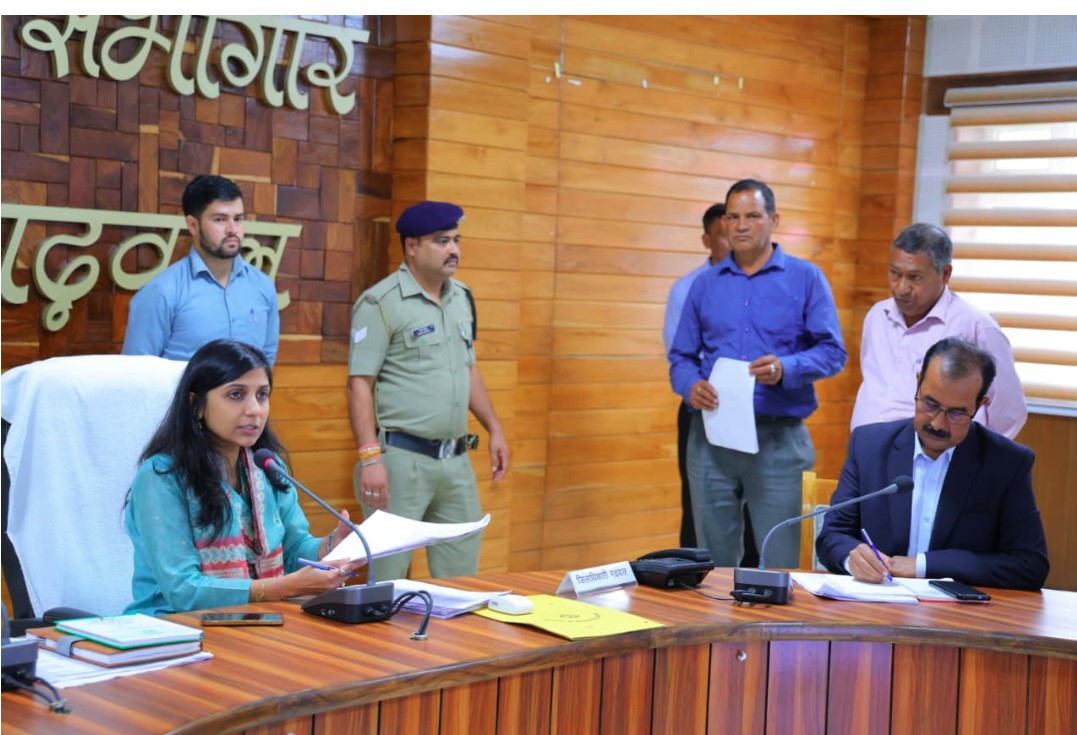 जनता मिलन में जिलाधिकारी ने सुनीं 28 शिकायतें, समयबद्ध निस्तारण के निर्देश