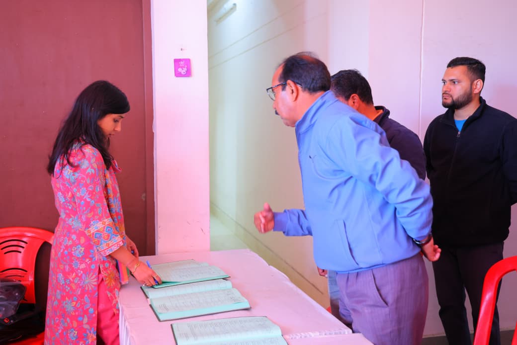 जिलाधिकारी ने छतरीधार स्थित ईवीएम गोदाम में चल रही एफएलसी प्रक्रिया का किया निरीक्षण